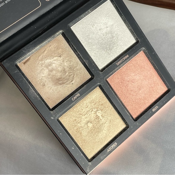 Huda Beauty 3D Highlighter Pallet in Light - Picture 2 of 5